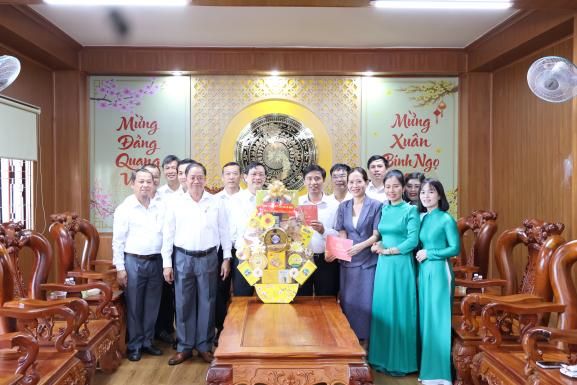 LÃNH ĐẠO CÔNG TY TNHH MTV CAO SU LỘC NINH THĂM, CHÚC TẾT ĐỊA PHƯƠNG